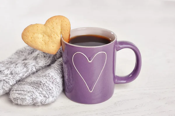 Galleta en forma de corazón en taza de café — Foto de Stock