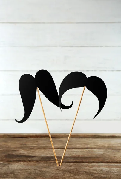 Moustache noire sur bâton de bois — Photo