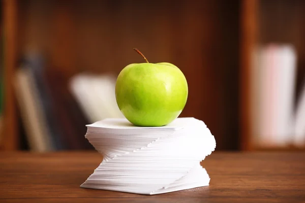 Manzana en la pila de papel —  Fotos de Stock
