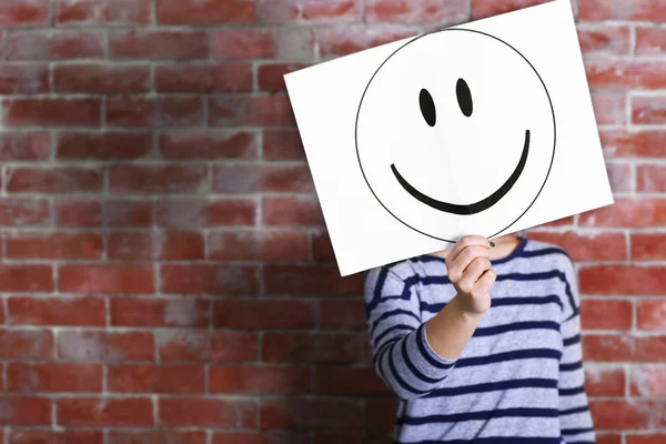 Donna che mostra un emoticon felice — Foto Stock