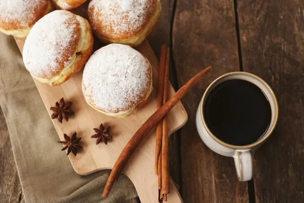 Deliciosos donuts açucarados com especiarias e xícara de café — Fotografia de Stock