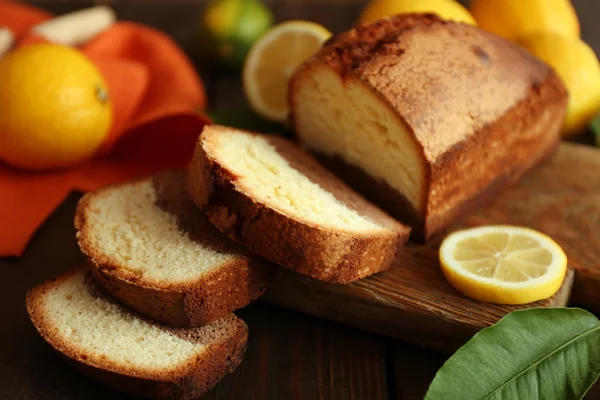 Delicious sweet cake bread with lemons closeup — Stock Photo, Image