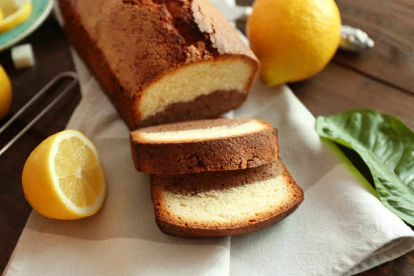 Leckeres süßes Kuchenbrot mit Zitronen auf Serviette Nahaufnahme — Stockfoto