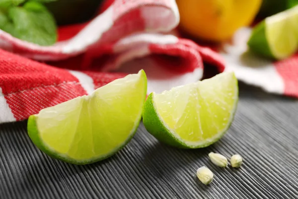 Slices of lime, closeup — Stock Photo, Image