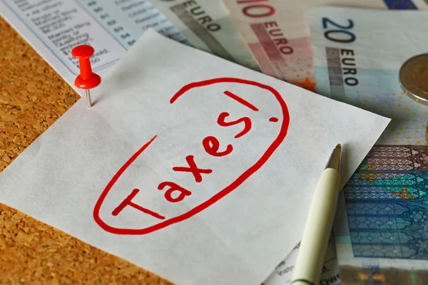 Impostos escritos e fixados — Fotografia de Stock