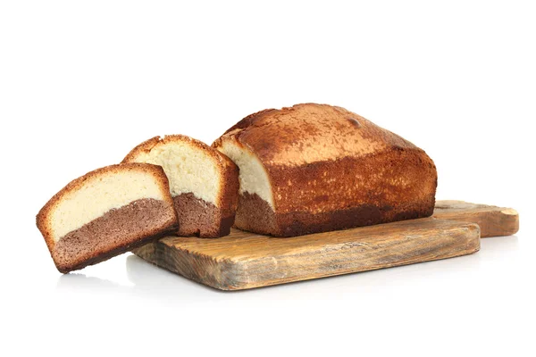 Ahşap kesme tahtası üzerinde beyaz izole lezzetli tatlı pasta ekmek — Stok fotoğraf