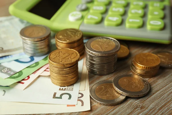 Calculadora con billetes y monedas — Foto de Stock