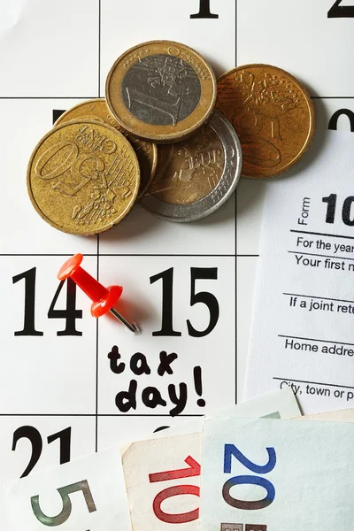 Tax day in calendar with euro bills and coins — Stock Photo, Image