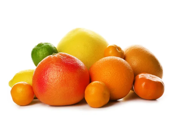 Een hoop gemengde citrusvruchten, met inbegrip van een pompelmoes, sinaasappelen, citroenen, clementines, mandarijnen, limes en een pomelo vrucht geïsoleerd op een witte achtergrond, close-up — Stockfoto