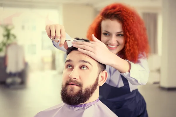 Homem visita barbearia — Fotografia de Stock