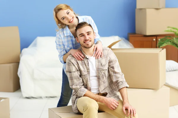 Casal se mudando em novo apartamento — Fotografia de Stock