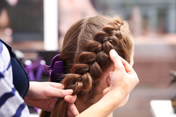 Cabeleireiro trança clientes cabelo — Fotografia de Stock