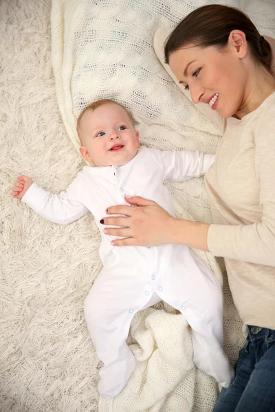 Retrato de mulher bonita com bebê — Fotografia de Stock