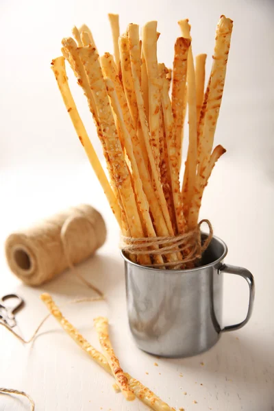 Bâtonnets de pain grissini avec des graines de sésame dans une tasse en métal — Photo