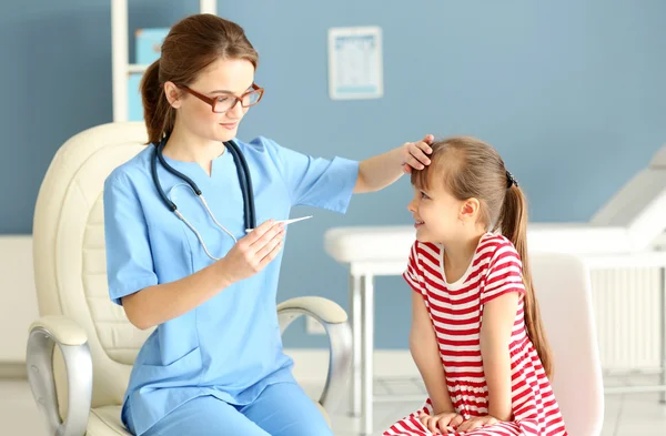 Docteur Vérifiant Température Petite Fille — Photo