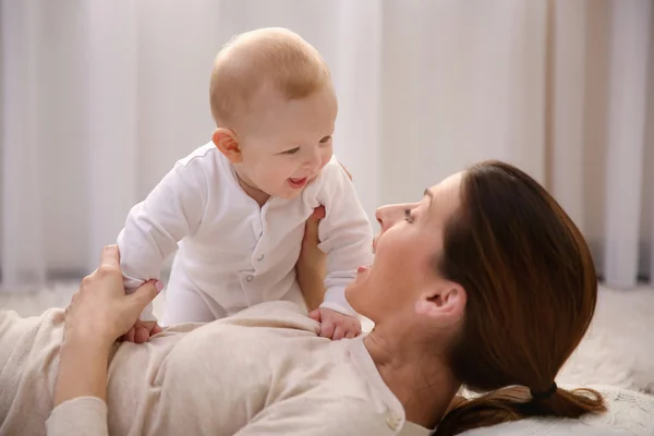 Mulher brincando com bebê bonito — Fotografia de Stock