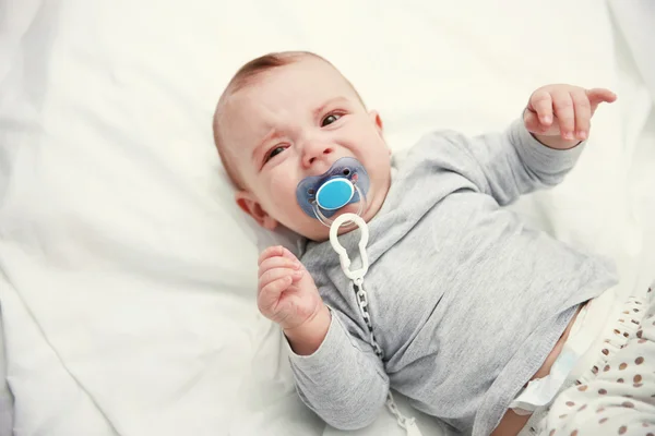 Huilende baby met dummy — Stockfoto