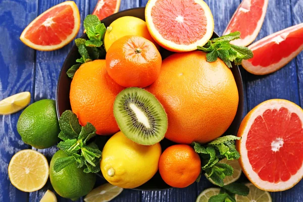 Sappige samenstelling van tropische vruchten in een kom, close-up — Stockfoto