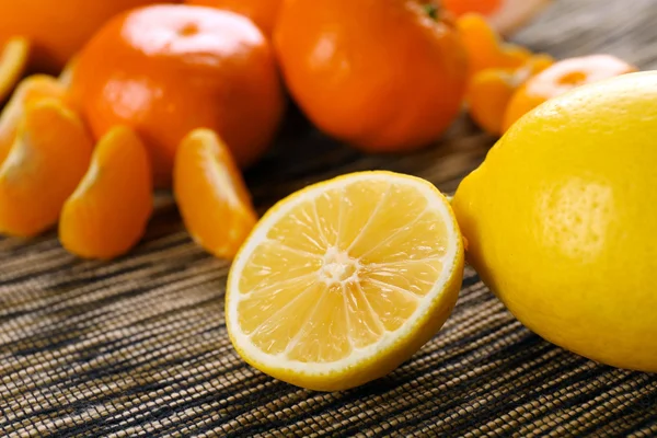 Sada různých citrusových plodů na hadřík pozadí — Stock fotografie