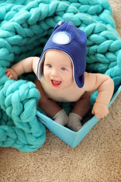 Bedårande barn i rolig hatt — Stockfoto