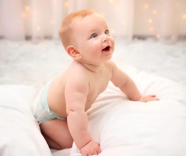 Очаровательный ребенок в подгузнике с подушками — стоковое фото