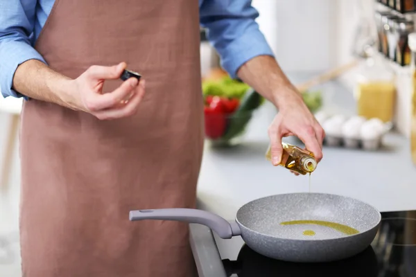 Hombre cocina en la cocina — Foto de Stock