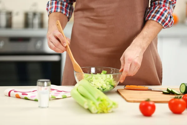 Hombre cocina ensalada de verduras —  Fotos de Stock