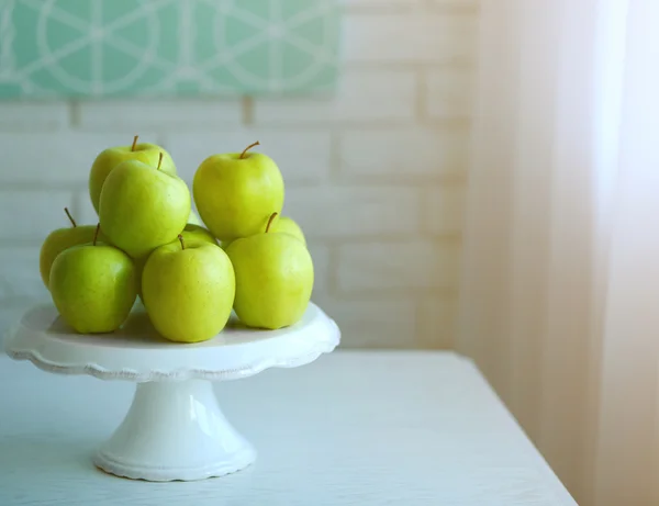 Manzanas verdes maduras en un stand en la cocina — Foto de Stock