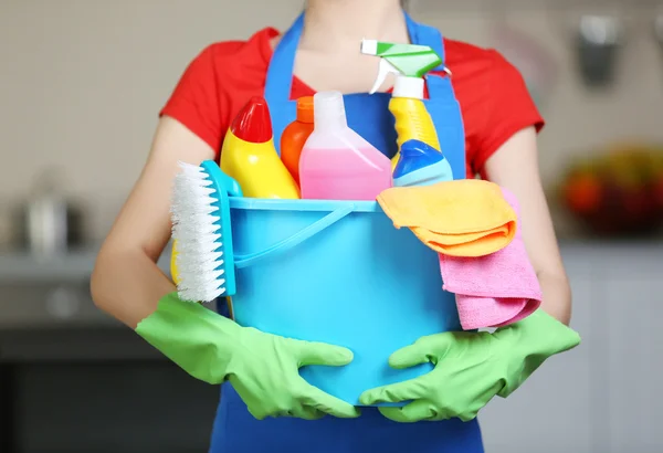 Femme tient lavabo avec des liquides de lavage — Photo