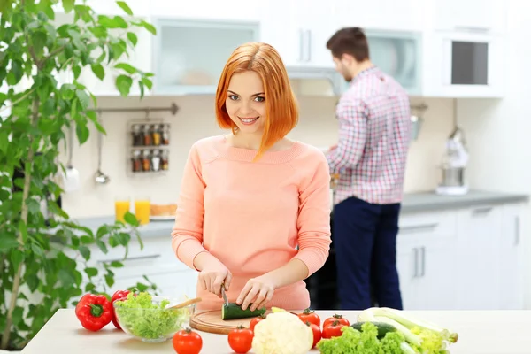 Paar kocht Salat in der Küche — Stockfoto