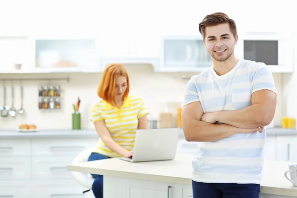 Schöne Frau mit Laptop — Stockfoto