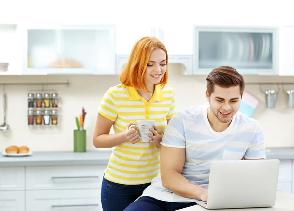 Junger Mann Mit Laptop Und Frau Die Tee Der Küche — Stockfoto