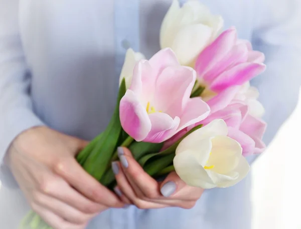 Žena hospodářství tulipány — Stock fotografie