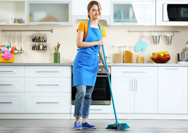 Giovane donna lavare pavimento in cucina — Foto Stock