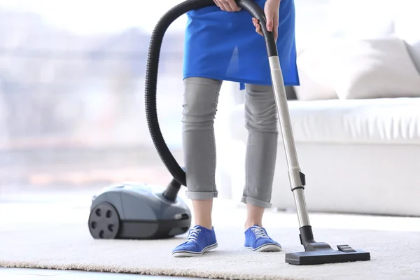 Reinigungskonzept. junge Frau putzt Teppich mit Staubsauger, Nahaufnahme — Stockfoto