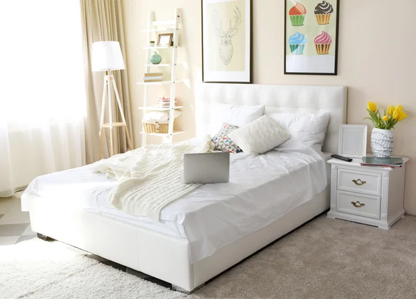 明るい色調のベッドルームのインテリア — ストック写真