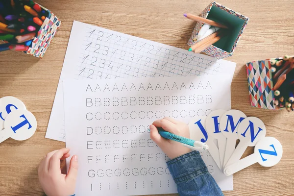 Chica aprendiendo a escribir —  Fotos de Stock