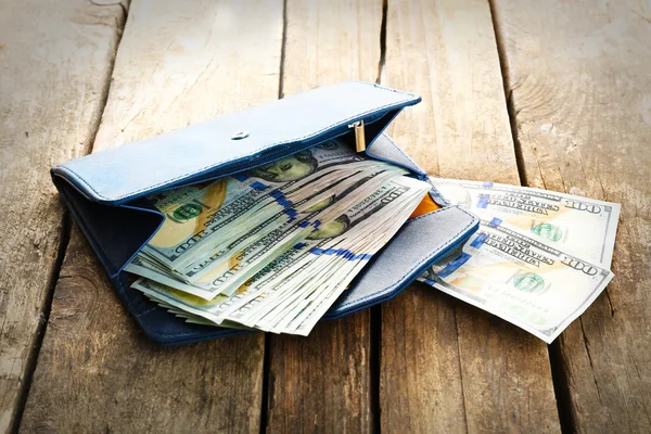 Deri cüzdan para ile — Stok fotoğraf