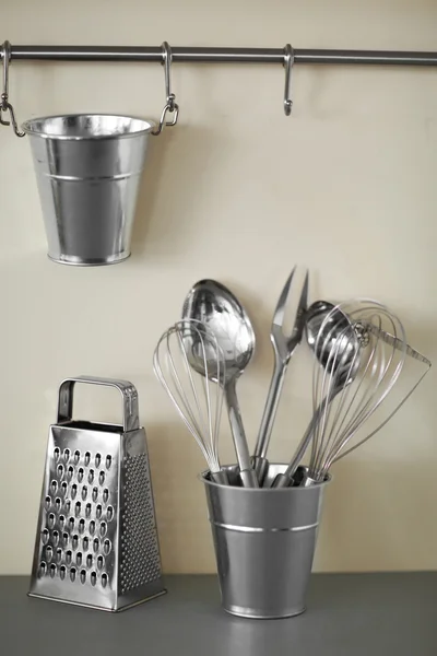 Kjøkkenredskaper av metall – stockfoto