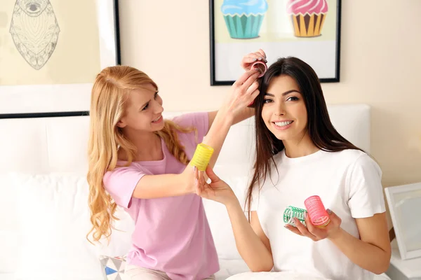 Blond tjej curling kompis hår — Stockfoto