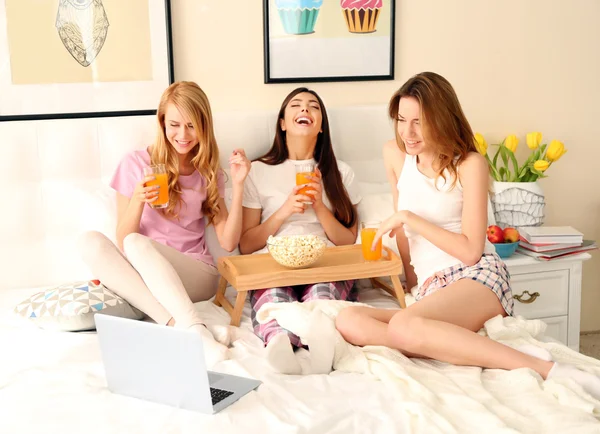 Три молодые девушки с ноутбука — стоковое фото