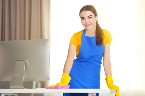 Young woman cleaning — Stock Photo, Image