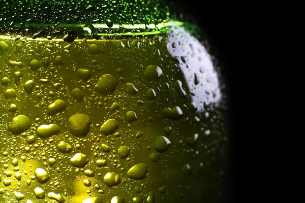 Groene fles fris biertje, close-up — Stockfoto