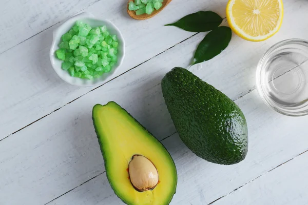 Produkte für eine entspannende Avocado-Wellness-Behandlung, Draufsicht — Stockfoto