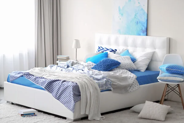 明るい色調のベッドルームのインテリア — ストック写真