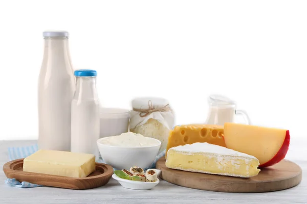 Свежие молочные продукты на столе — стоковое фото