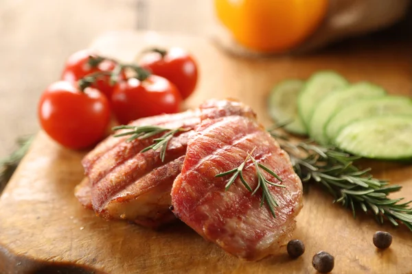 Grilled pork with vegetables on cutting board — Stock Photo, Image