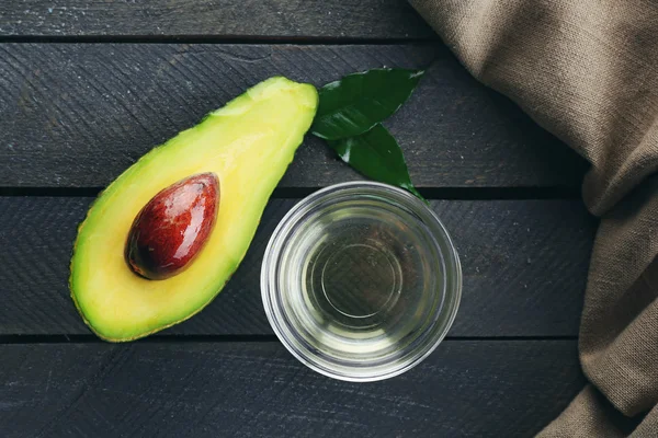 Ahşap masa, üstten görünüm üzerinde taze avokado — Stok fotoğraf