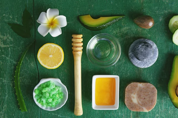 Avocado spa treatment — Stock Photo, Image