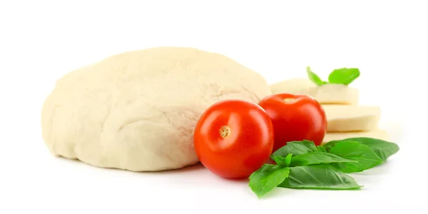 Verse deeg en andere ingrediënten voor pizza geïsoleerd op wit — Stockfoto